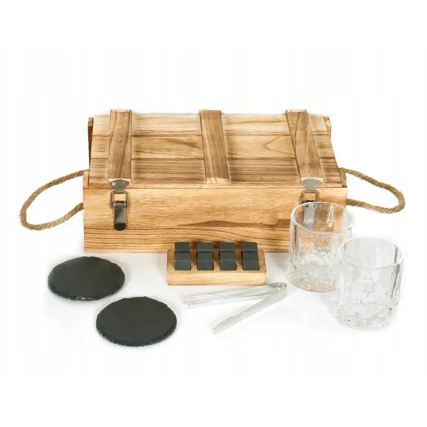 Whiskysett i trekasse med tauhåndtak, to mønstrede glass, serveringstenger, åtte steiner og to svarte brikker.