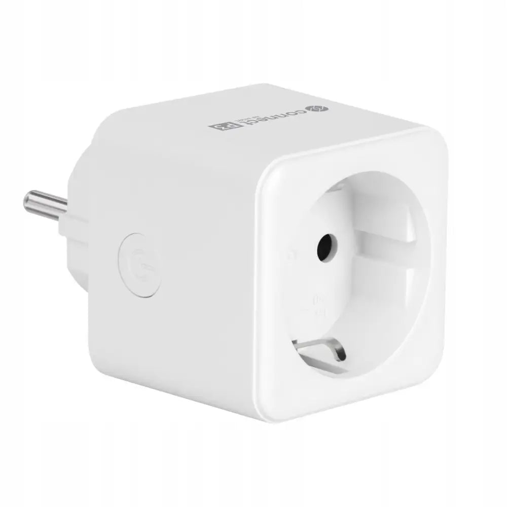 Wifi-stikkontakt Krüger&Matz Connect P3, hvit adapter med synlig knapp og jordet uttak sett fra skrå vinkel.