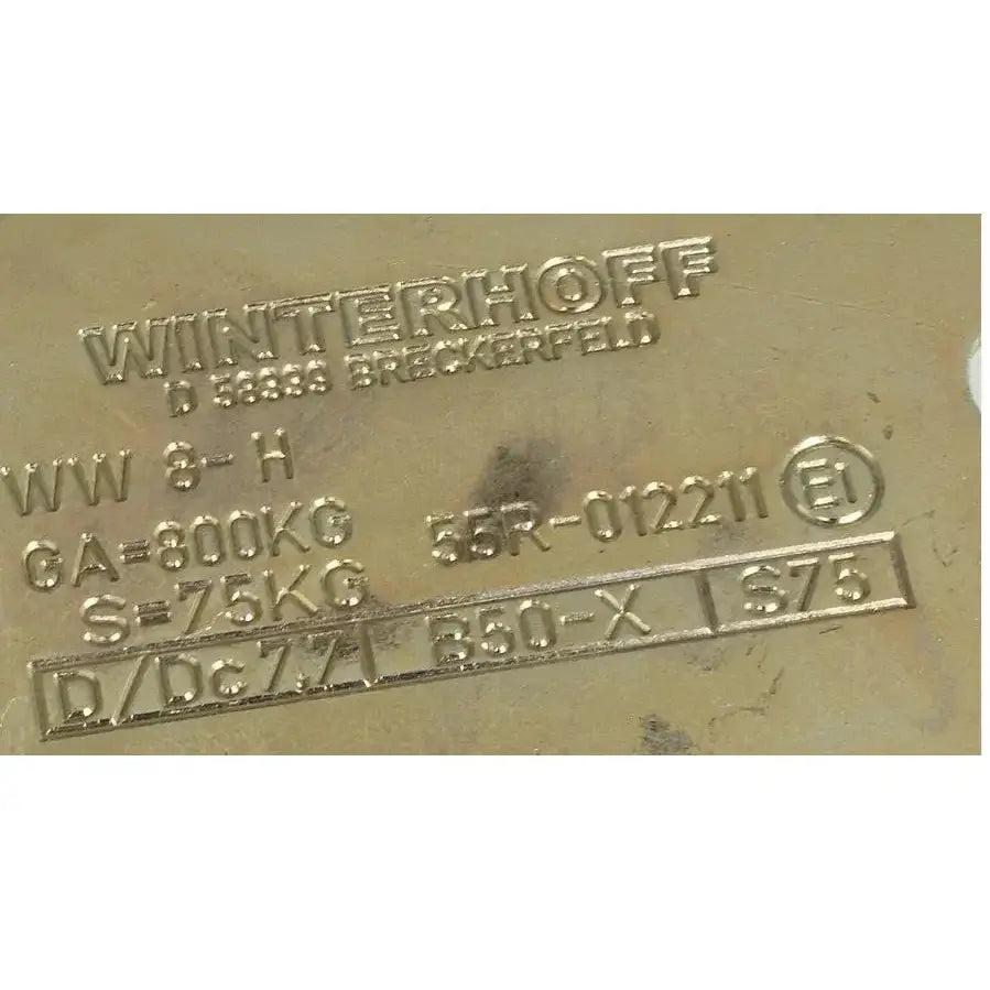 Winterhoff WW 8-H kulekobling, nærbilde av inngravert metallplate med vekt- og modellinfo på matt gullfarge.