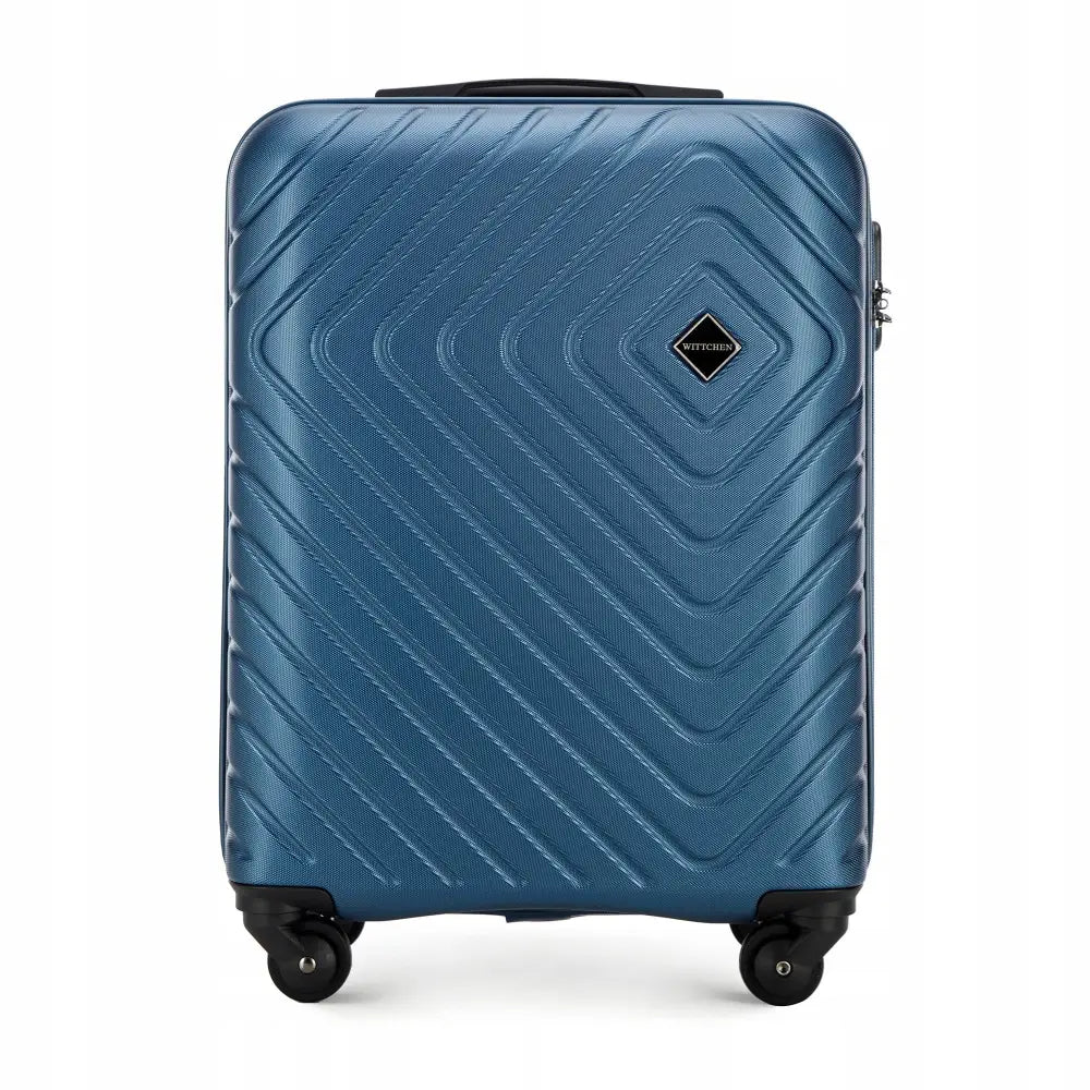 Wittchen kabinveske i metallisk blå ABS, frontvisning med diagonalt linjemønster, fire hjul og firkantet logo.