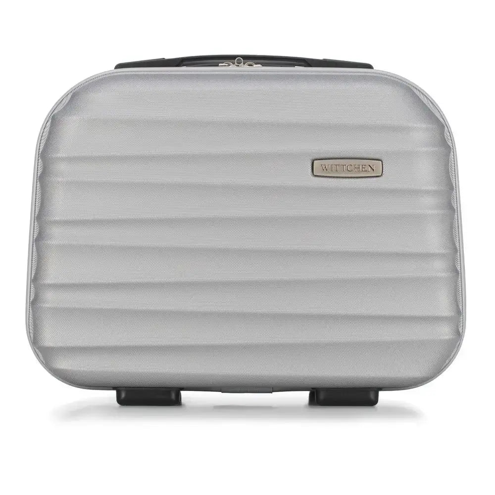 Sminkeveske Groove Line fra Wittchen i sølv, frontvisning med horisontale riller og metallogo på forsiden.