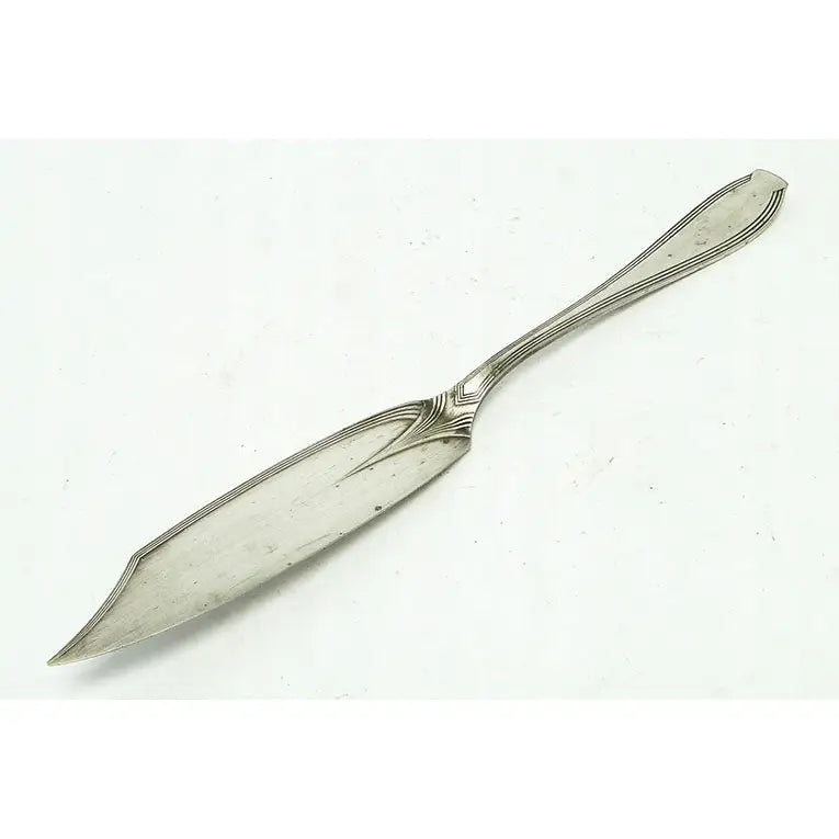 WMF Jugendstil fiskekniv i sølvfarget metall, sett ovenfra med dekorative linjer på håndtak og blad.