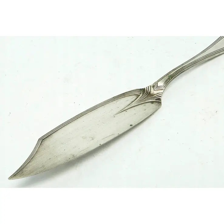 WMF Jugendstil fiskekniv, sideprofil som fremhever dekorative linjer på det avlange, sølvfargede bladet.