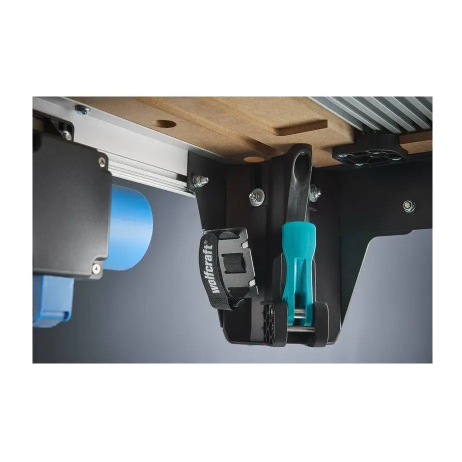 Wolfcraft Master 2200 kompakt maskinbord, nærbilde som fremhever arbeidsflaten og stabile metallben.