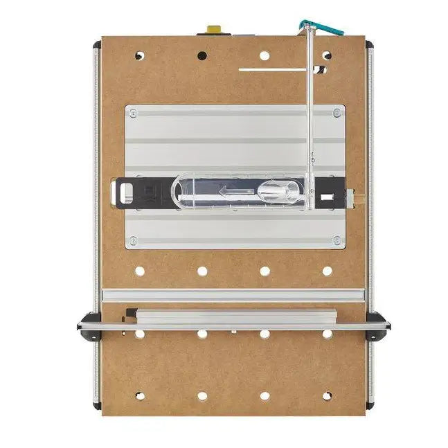 Wolfcraft Master 2200 kompakt maskinbord sett ovenfra, viser hullmønstret plate, skinne og plastdetaljer.