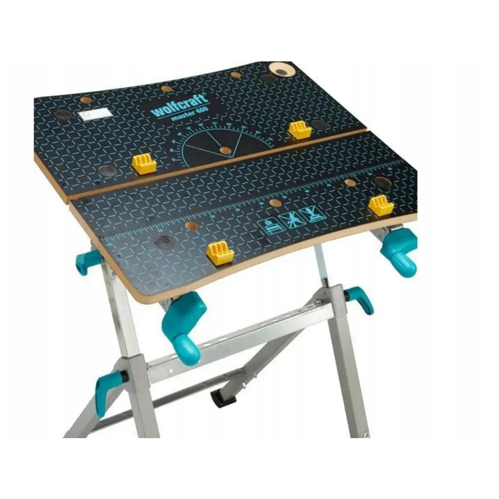 Wolfcraft Master 600 arbeidsbenk, skråvisning som fremhever blått rutemønster, vinkelmåler og gule justeringsskruer.