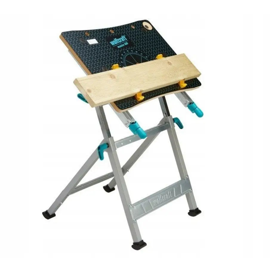 Wolfcraft Master 600 arbeidsbenk, skråvisning med fastspent treplanke, målskala og gul justeringsmekanisme.