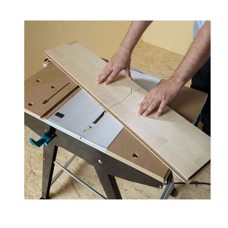 Wolfcraft Master Cut 1500 arbeidsbord sett ovenfra med treplate, blå skrutvinge og perforert arbeidsflate.