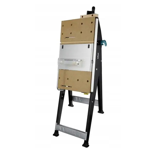 Wolfcraft Master Cut 1500 arbeidsbord skrått sett, viser treplate med hull, svart ramme og sølvfarget støttebjelke.