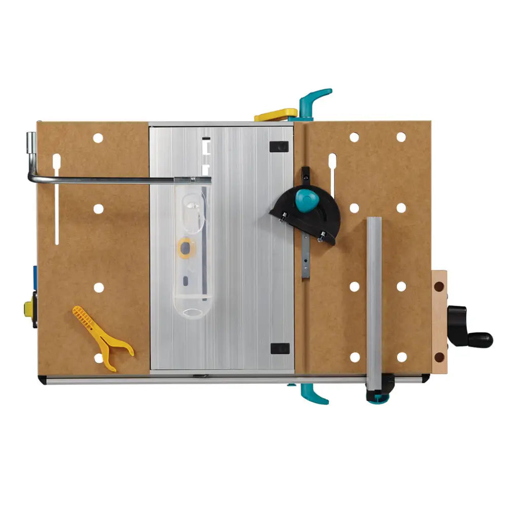 Wolfcraft Master Cut 1500 arbeidsbord, oversiktsbilde som fremhever treplate, metallfelt, hull og verktøytilbehør.