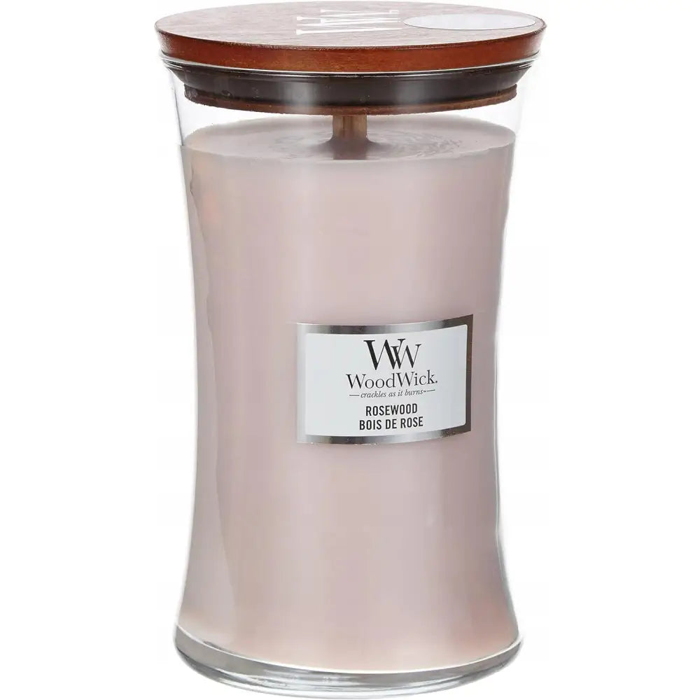 Woodwick duftlys med rosentre, stor lys rosa voks i buet glass med brunt trelokk og sølv etikett.