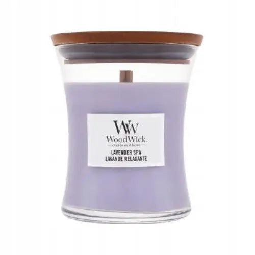 Woodwick Lavender Spa duftlys i lyselilla glass, buet form, flat treveke og brunt lokk med etikett foran.