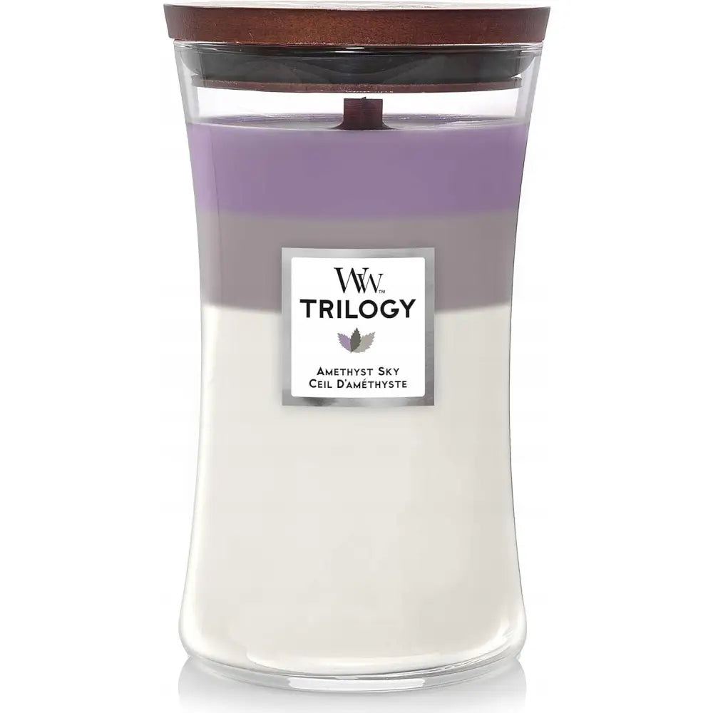 Woodwick Trilogy Ametisthimmel duftlys i glasskrukke, frontvisning med trelokk og lagdelt hvitt, grått og lilla voks.