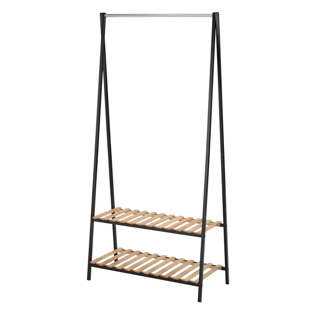 WU27 kleshenger med svart metallramme, sølvfarget stang og to lyse trähyller med riller, frontvisning.