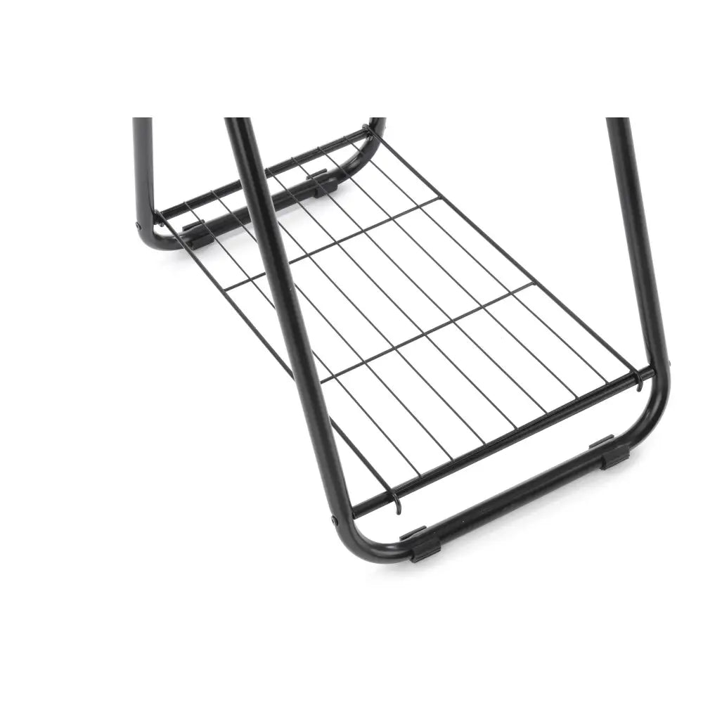 WU29 kleshenger svart, nærbilde av sort metallgitter mellom buede stålrør sett skrått fra undersiden.