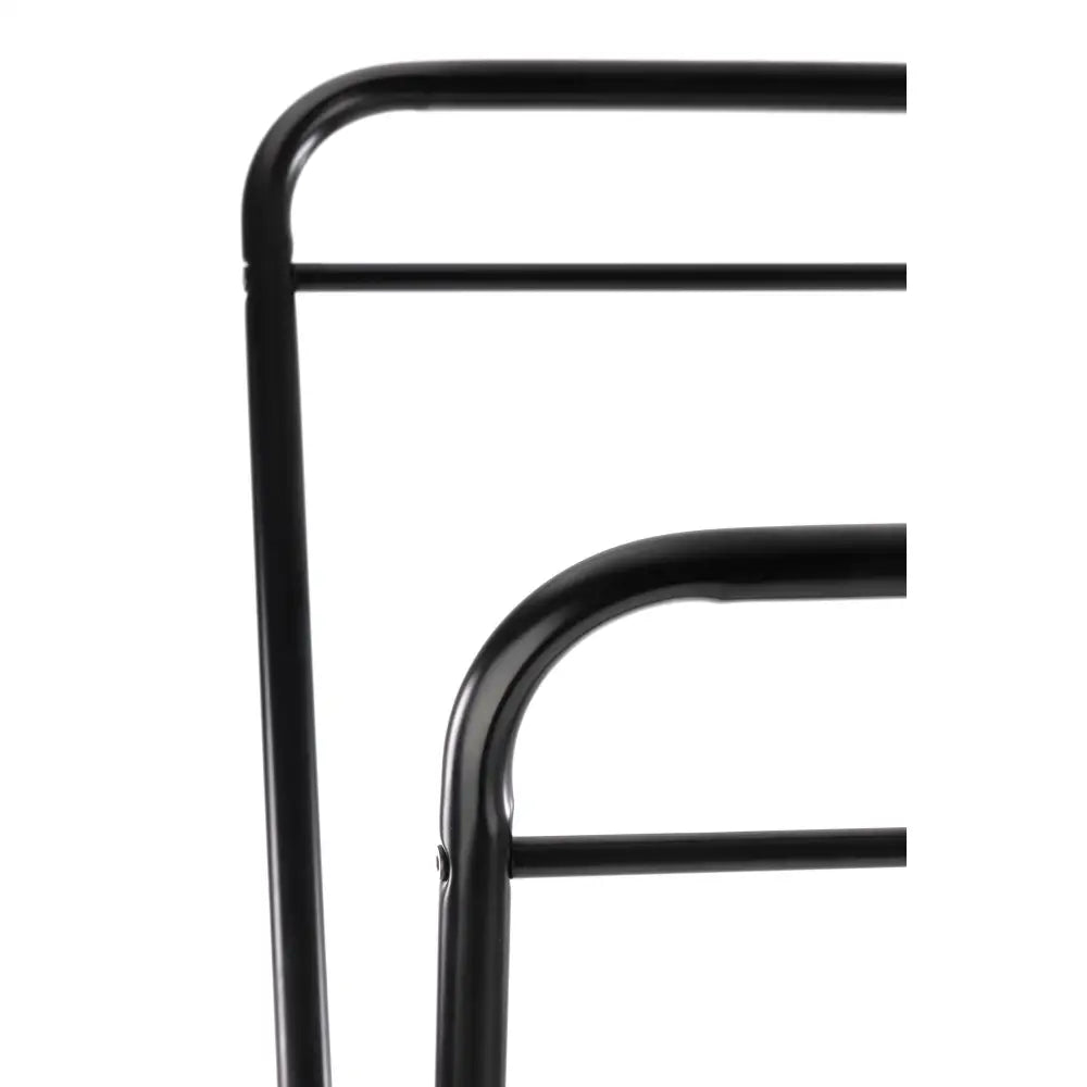 Svart kleshenger i metall, nærbilde fra siden som fremhever glansen og de avrundede konstruksjonsdetaljene.