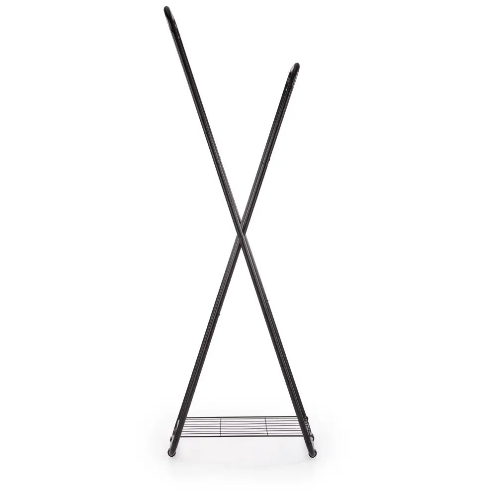 WU30 svart kleshenger i metall, frontvisning med kryssede ben og enkel rist nederst mot hvit bakgrunn.