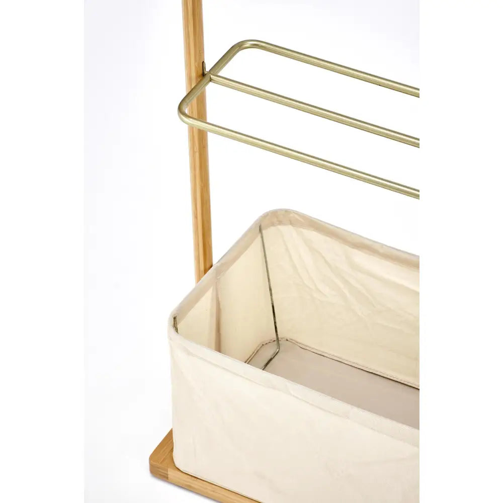 WU31 naturlig kleshenger, detaljert nærbilde av beige tekstilkurv med lys treramme og messingfargede metallstenger.