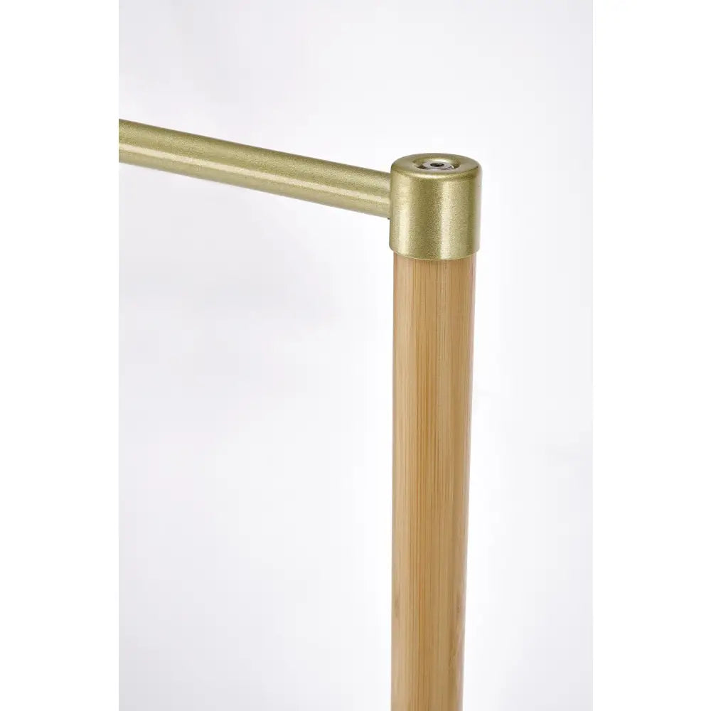 Naturlig kleshenger med lys trestang og gullfarget metallfeste, nærbilde av hjørnedetalj mot hvit bakgrunn.