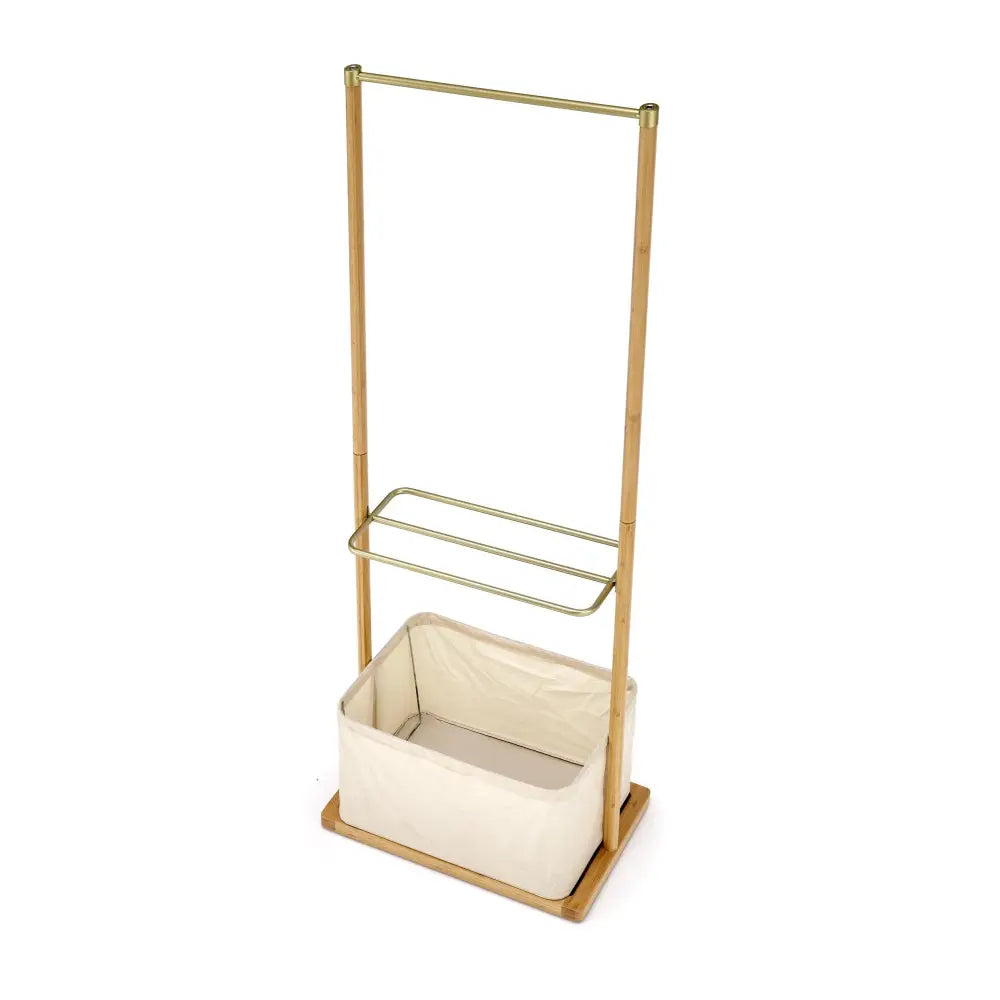 Naturlig kleshenger i lyst tre med gullfarget metallstang og beige stoffkurv, sett skrått ovenfra.