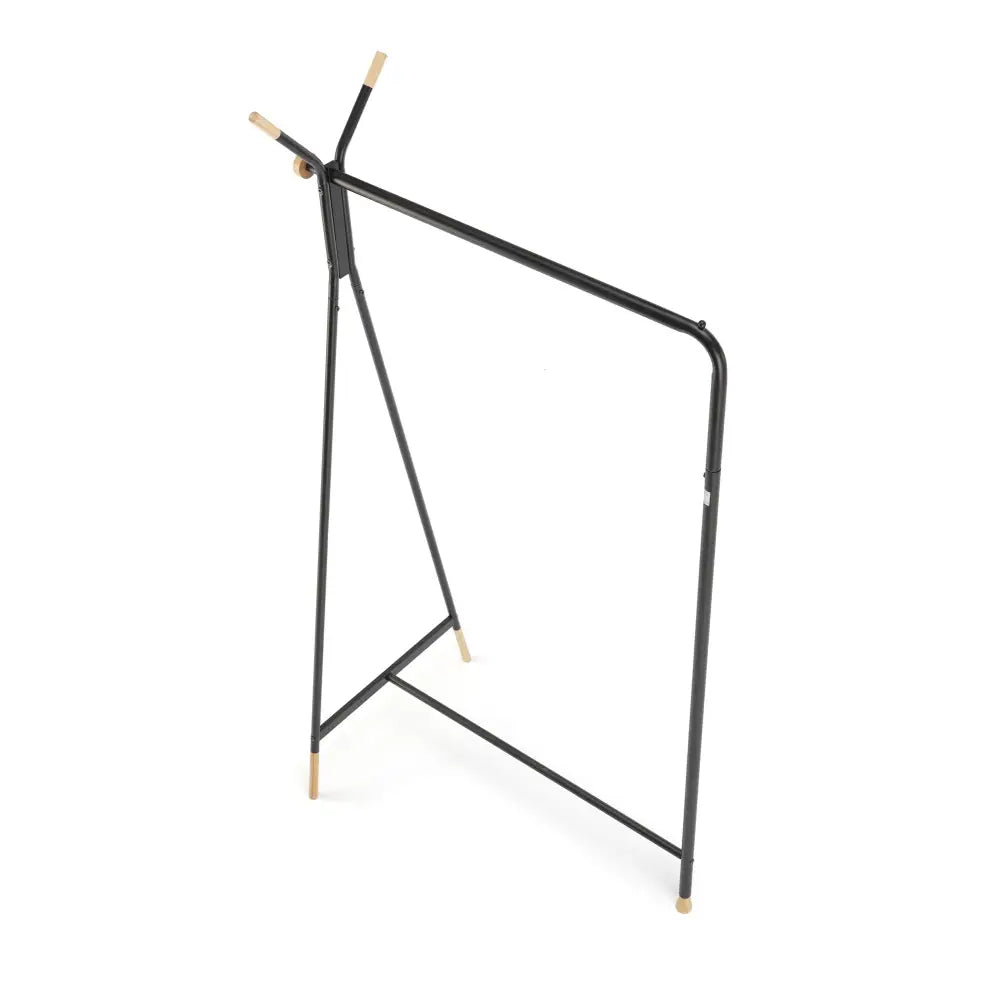 Naturlig kleshenger med sort metallramme og lyse trebeslag, skrå vinkel mot hvit bakgrunn.