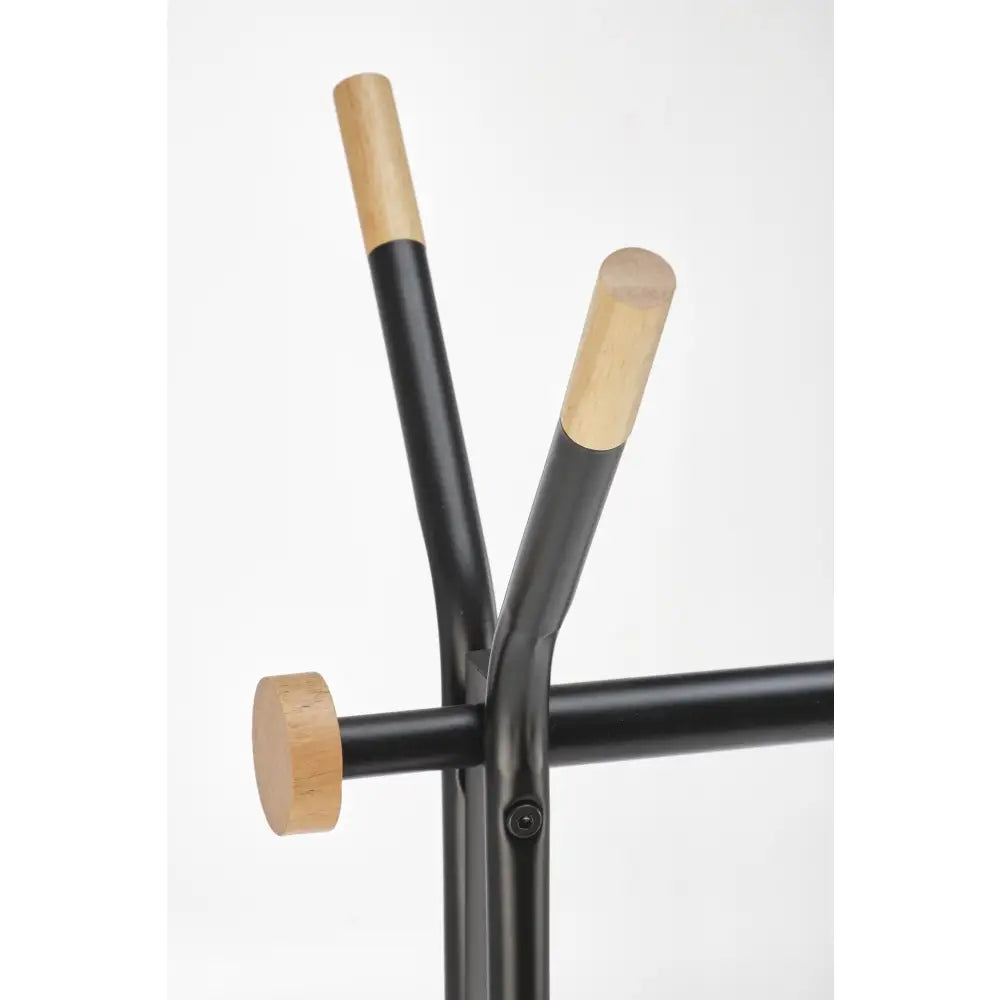 Naturlig kleshenger med svarte metallstenger og lyse treender, sideprofil med fokus på sammenføyninger.