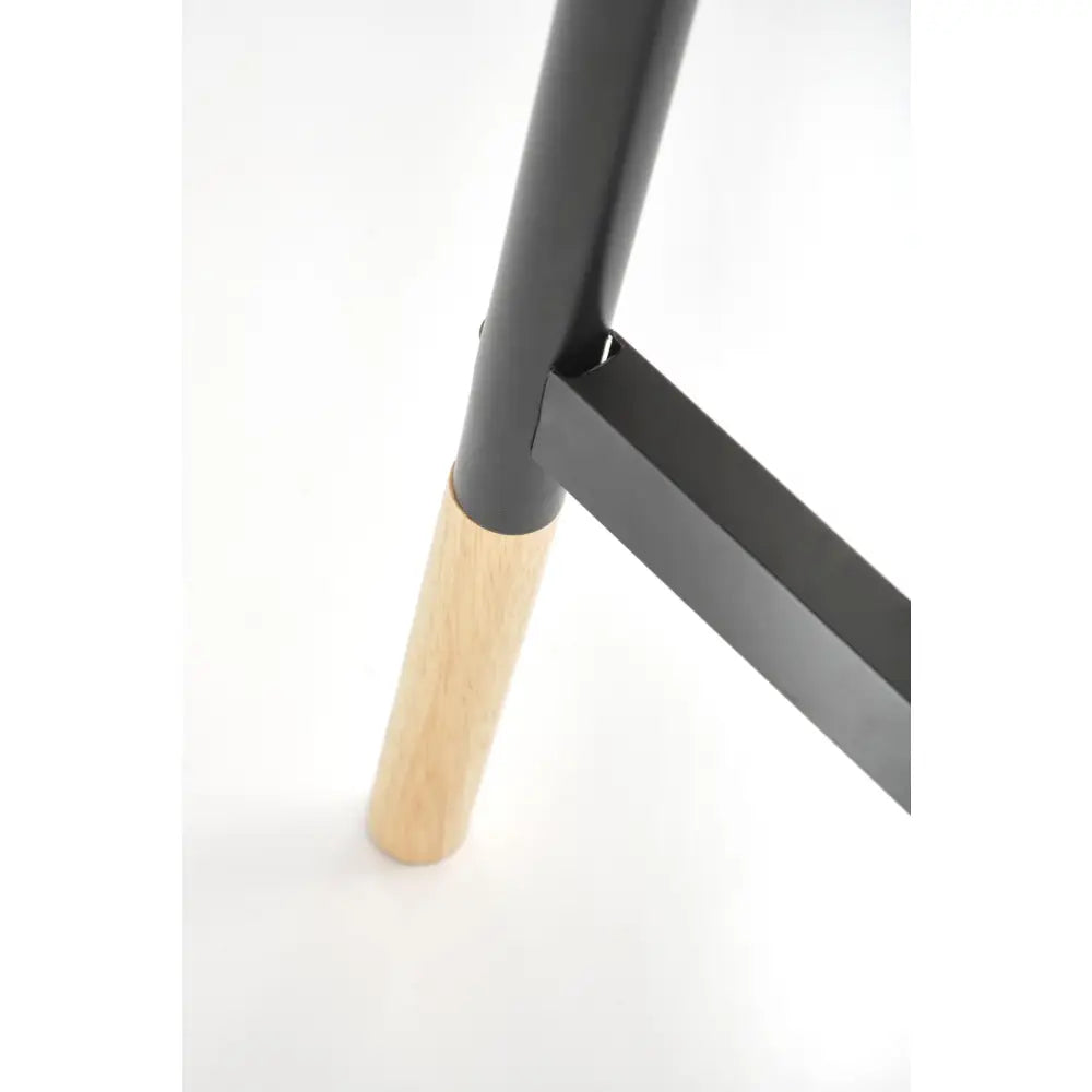 WU32 naturlig kleshenger, detaljert nærbilde av lyst treben og sort metall i skrå vinkel som fremhever sammenføyningen.