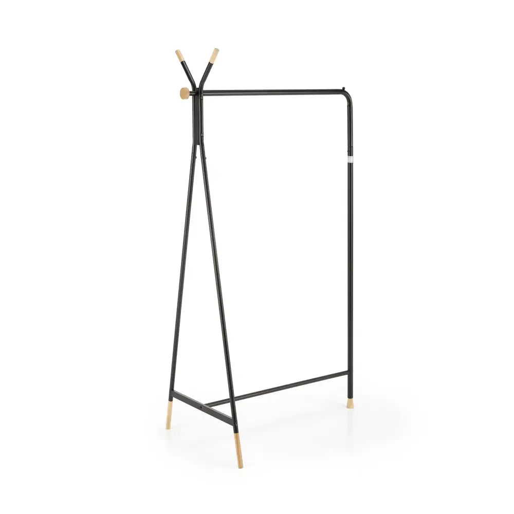 WU32 naturlig kleshenger, sort metallramme med lyse tredetaljer, skråvisning mot hvit bakgrunn.