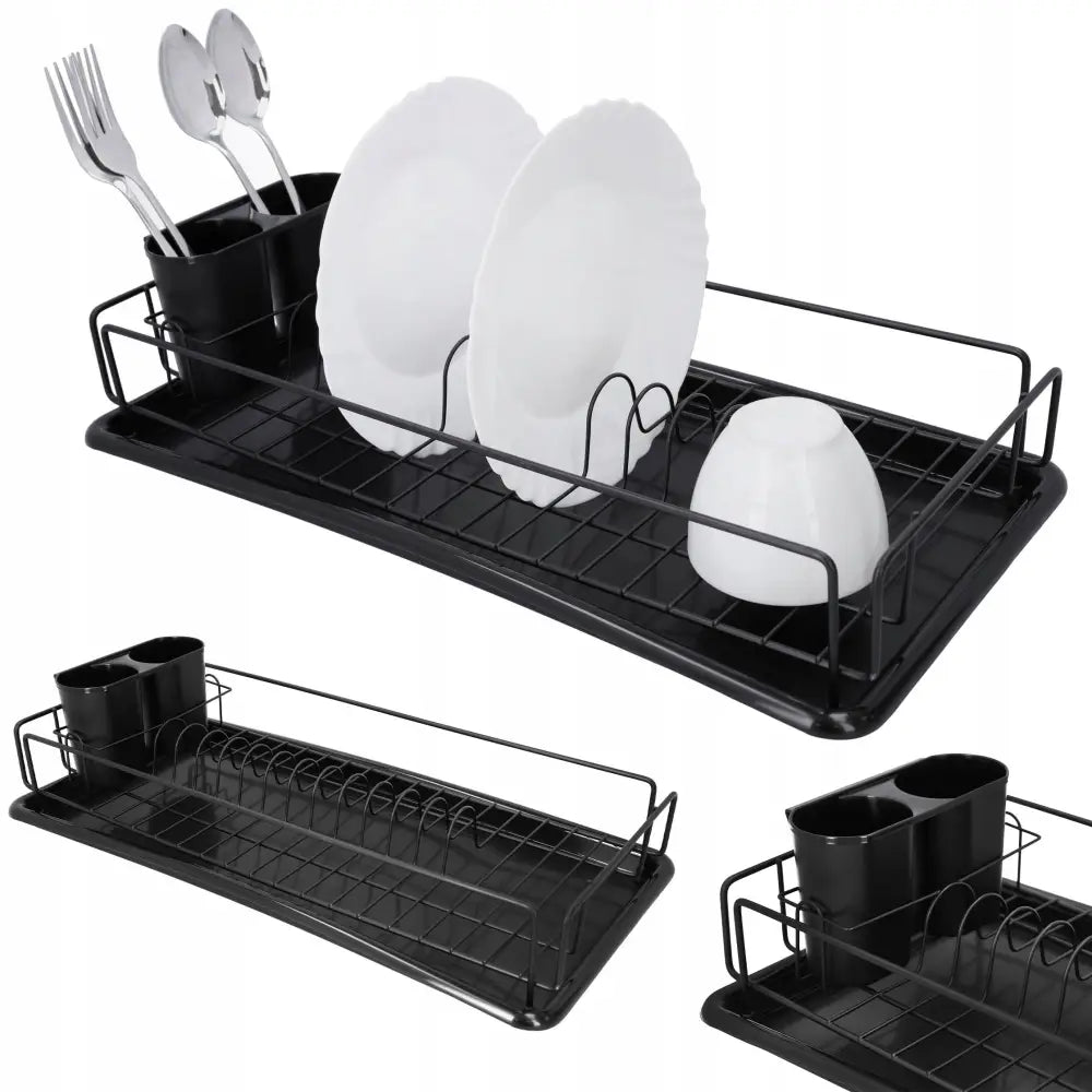 X2 Oppvasktørker svart oppvaskstativ med bestikkholder, fullt med tallerkener, bestikk og kopp.