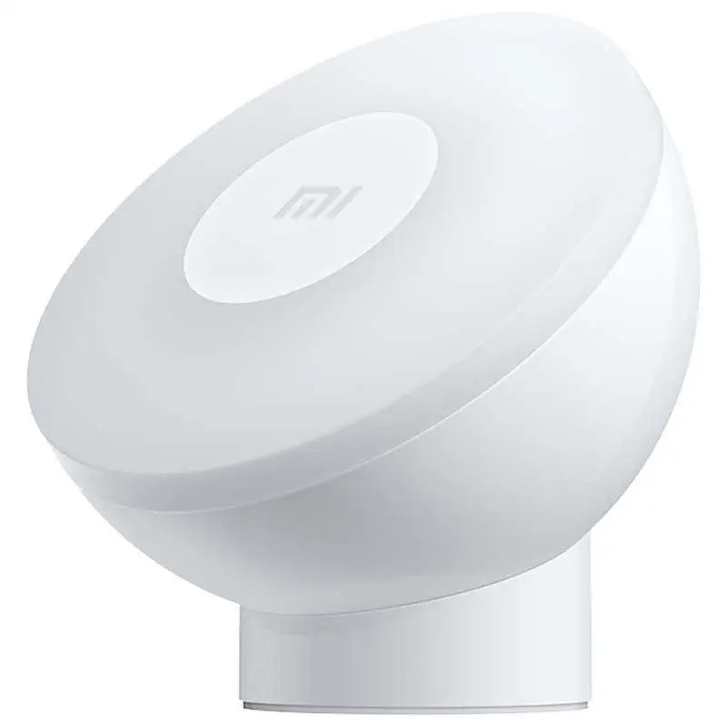 Xiaomi nattlys med bevegelsessensor, rund hvit enhet i matt plast med subtil logo, sett fra skrå vinkel.