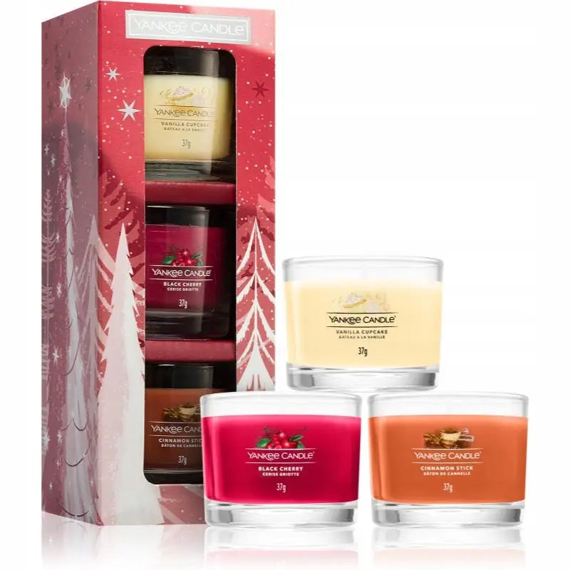 Yankee Candle Bright Lights gavesett med tre duftlys i glass, juleeske med hvite trær og varme farger.