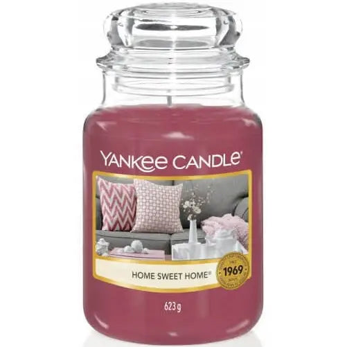 Yankee Candle Home Sweet Home, stor glasskrukke med rød voks og etikett med sofamotiv og puter.