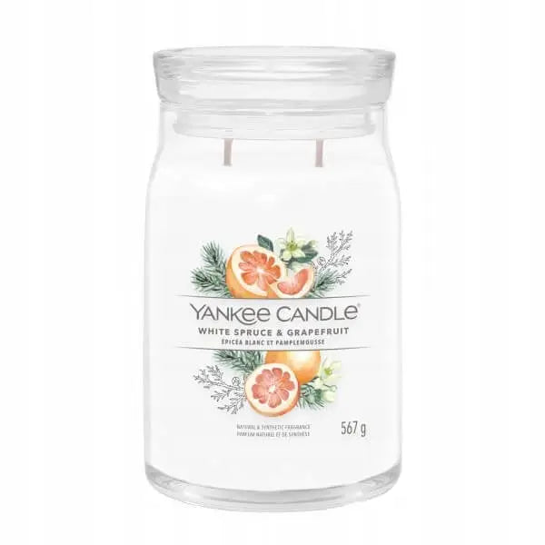 Yankee Candle Hvit Gran og Grapefrukt, stort duftlys med to veker og dekorativ etikett med granbar og grapefrukt.