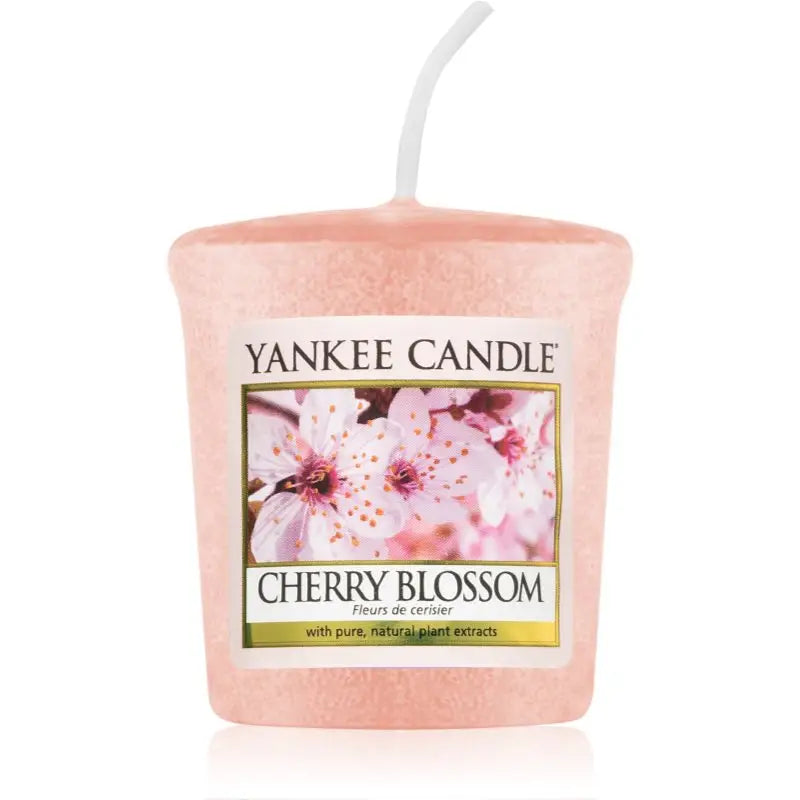 Yankee Candle Kirsebærblomst prøvelysestake, lys rosa med grov tekstur og etikett med kirsebærblomster.