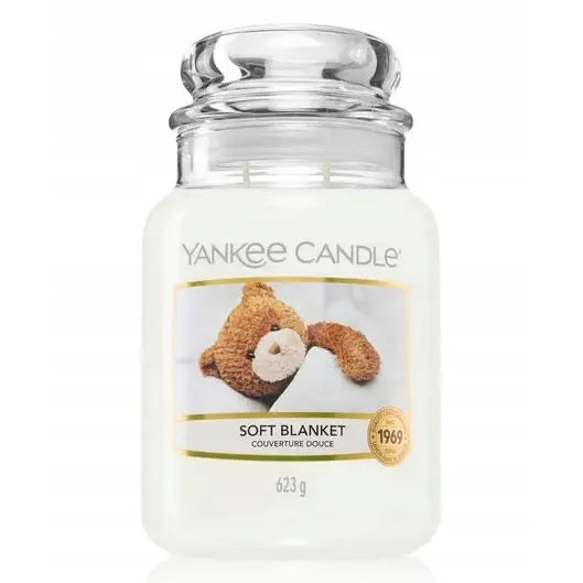 Yankee Candle Soft Blanket, stort hvitt duftlys i glasskrukke med bamseetikett og blankt lokk, sett forfra.