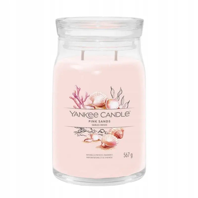 Yankee Candle Stort Lys Pink Sands, rosa stearinlys i glasskrukke med skjell- og korallmotiv på etiketten.