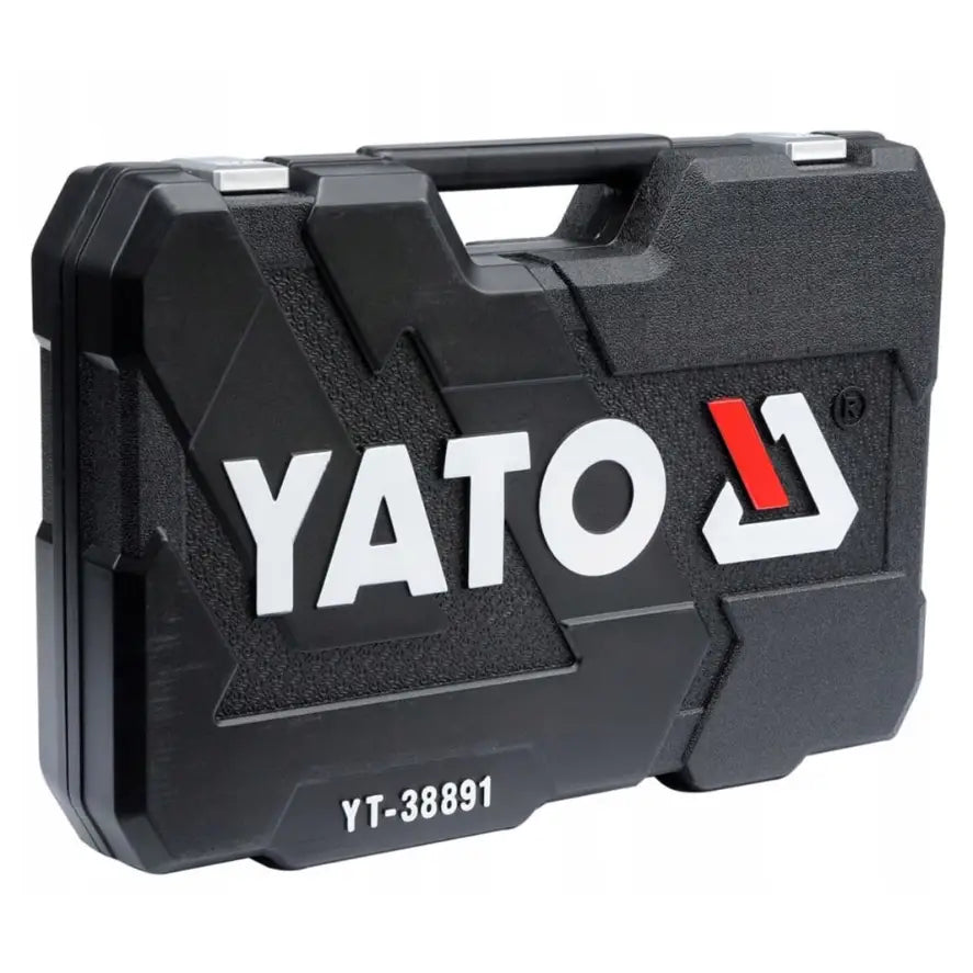 Yato nøkkelsett i sort plastkoffert med grått håndtak, rødt felt og markerte hvite bokstaver, sett fra skrå vinkel.