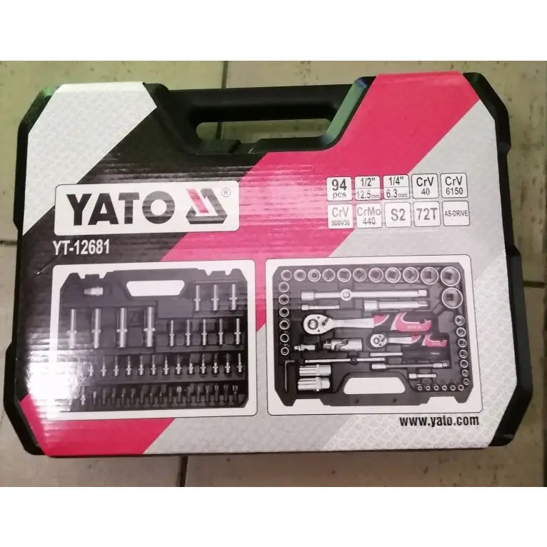 Yato nøkkelsett i sort koffert sett ovenfra, viser lokk med trykte bilder og spesifikasjoner i rødt og hvitt.