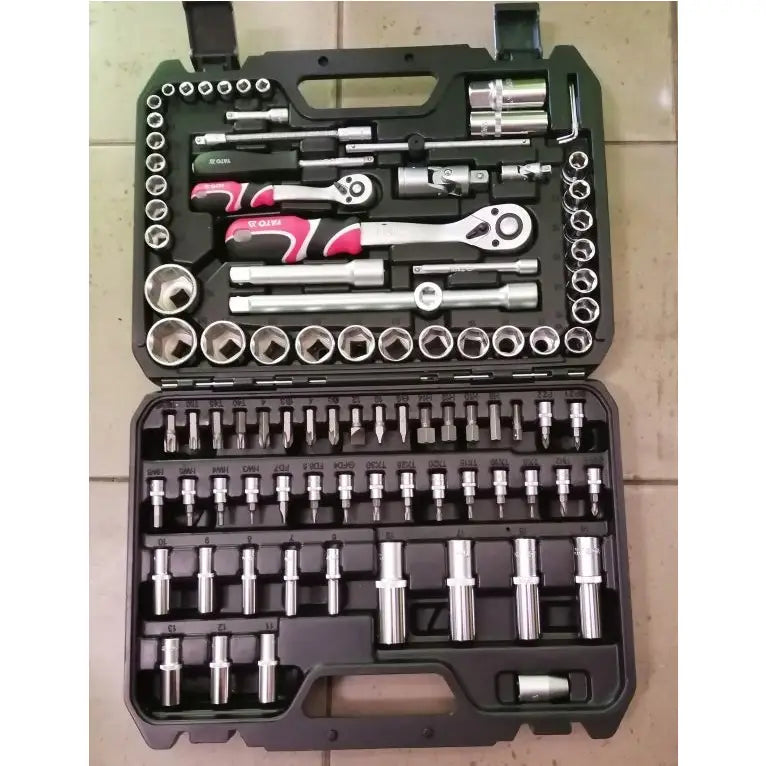 Yato nøkkelsett, oversiktsbilde av 109 deler med piper og skraller i sort koffert, sett ovenfra.