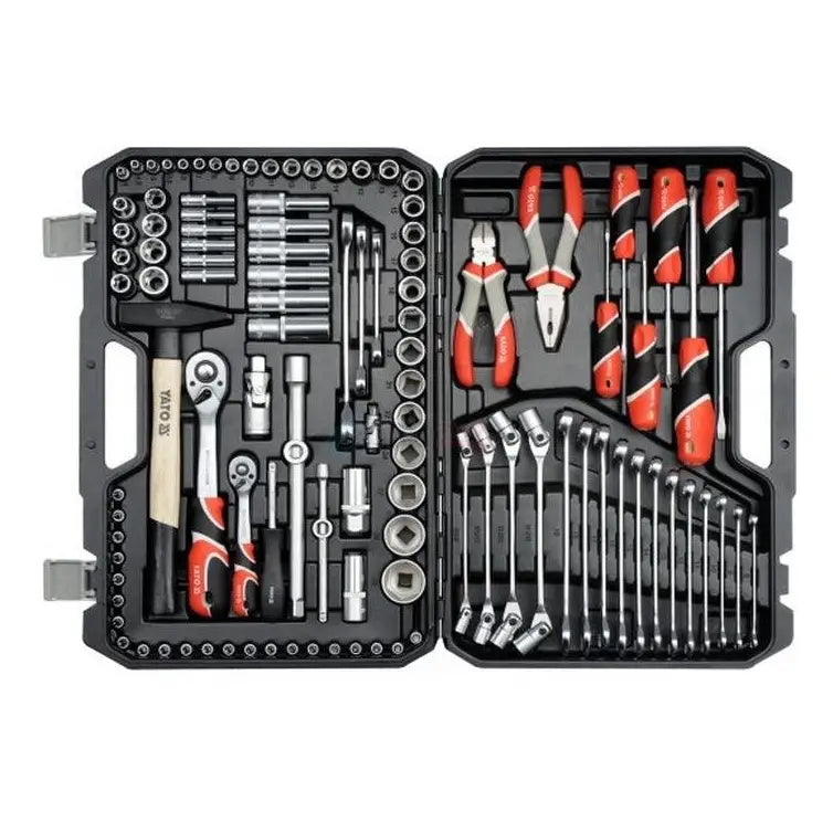 Yato nøkkelsett med 109 deler i åpen sort koffert, oversiktlig sortiment med røde og svarte håndtak.