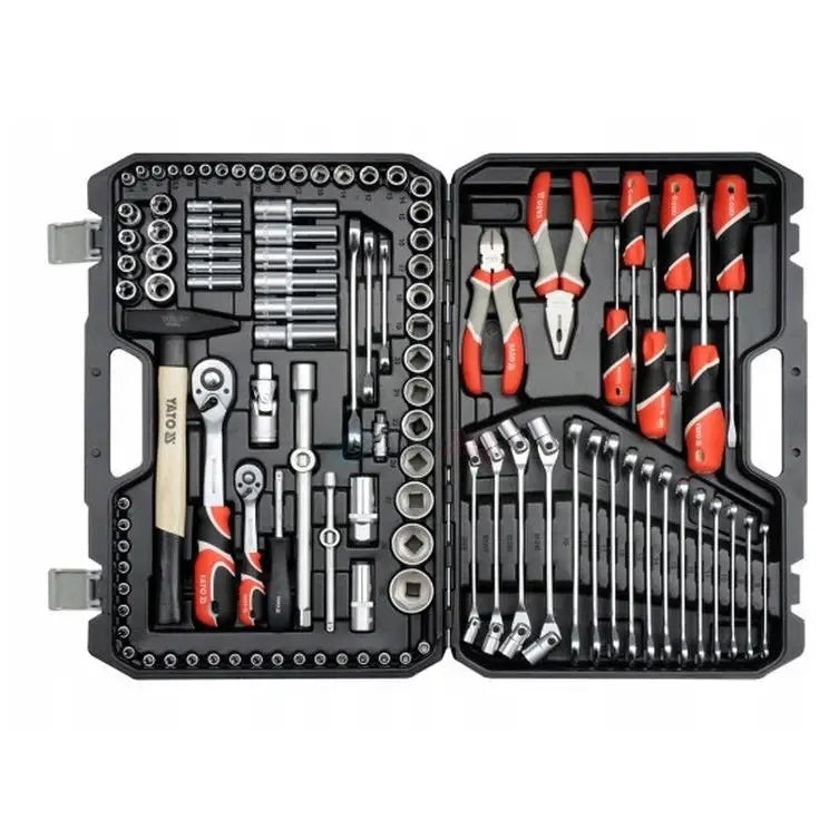 Yato nøkkelsett med 109 deler, oversiktlig arrangert i åpen sort koffert med røde og sorte håndtak.