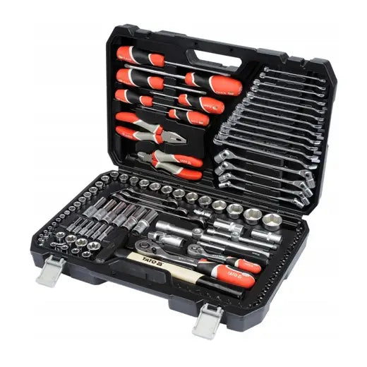 Yato nøkkelsett i åpent sort skrin, oversiktlig arrangert med stålverktøy med røde og svarte håndtak.