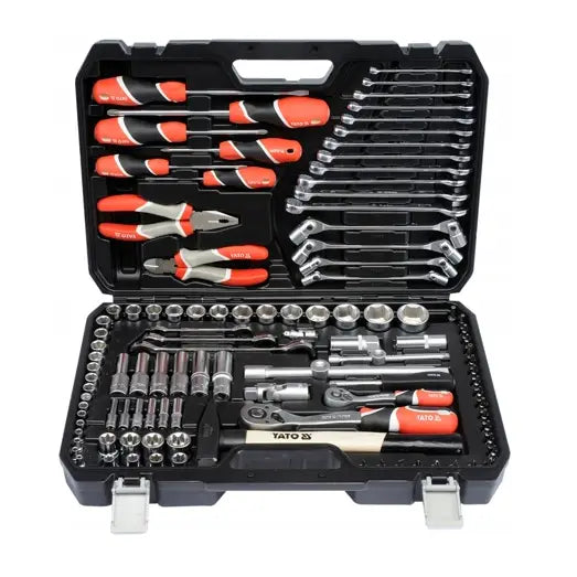 Yato nøkkelsett med 109 deler i sort plastskrin, sett ovenfra med røde og sorte håndverktøy ordnet i rom.