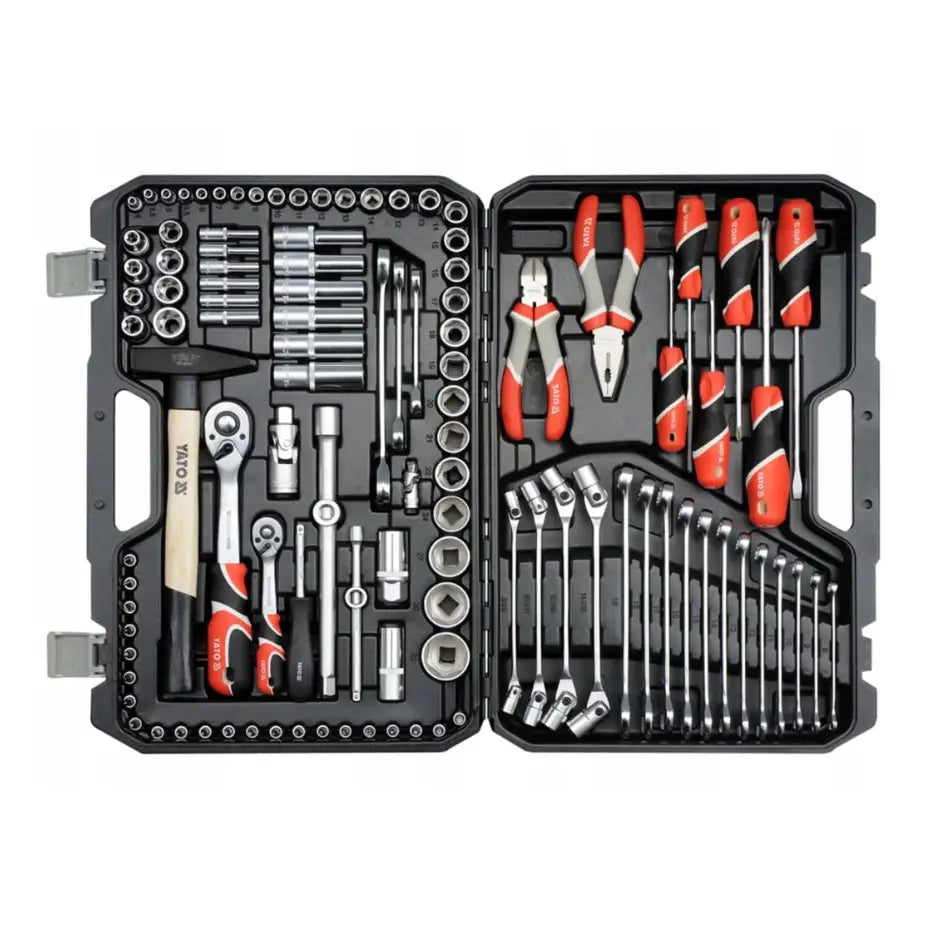 Yato nøkkelsett 109 deler, oversiktsbilde av åpen sort koffert med sorterte verktøy og røde detaljer.