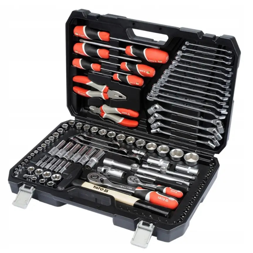 Yato nøkkelsett i åpen sort koffert, skråvisning av røde og svarte verktøy, pipenøkler og skrutrekkere.