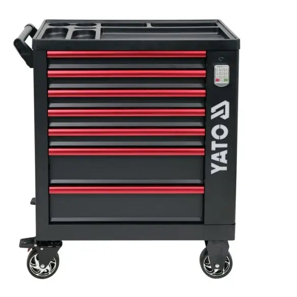 Yato serviceskap med sju røde skuffer, sett fra siden, viser kodelås, hjul og rom for smådeler på toppen.