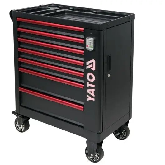 Yato serviceskap med 7 skuffer, sort metall og røde håndtak, låsbart skap og kodepanel, skrå forfra.