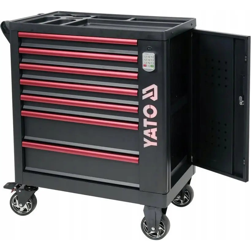 Yato serviceskap med 7 skuffer, skråvisning som viser røde håndtak, åpen sidedør og elektronisk kodelås.