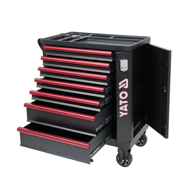 Yato serviceskap med 7 skuffer, skråvisning med åpne røde håndtak, synlig låsesystem og hjul.