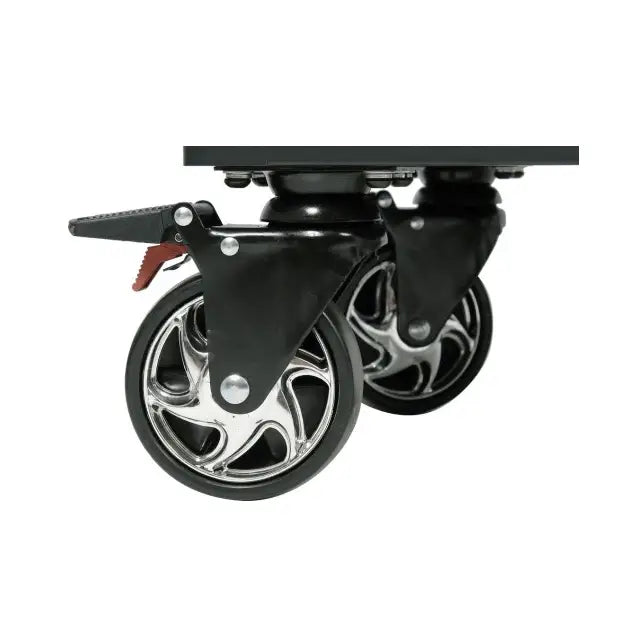 Yato serviceskap, nærbilde av to solide hjul i sort og sølv med synlig bremsespak, festet til metallrammen.